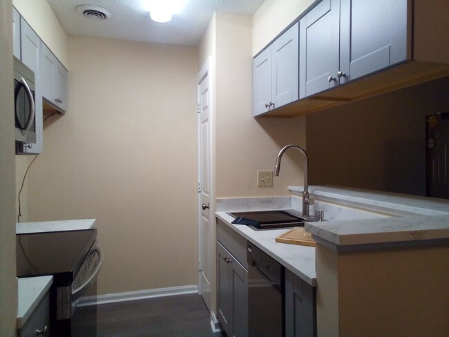 Building Photo - 4711 Cobblestone Drive, Unit E1