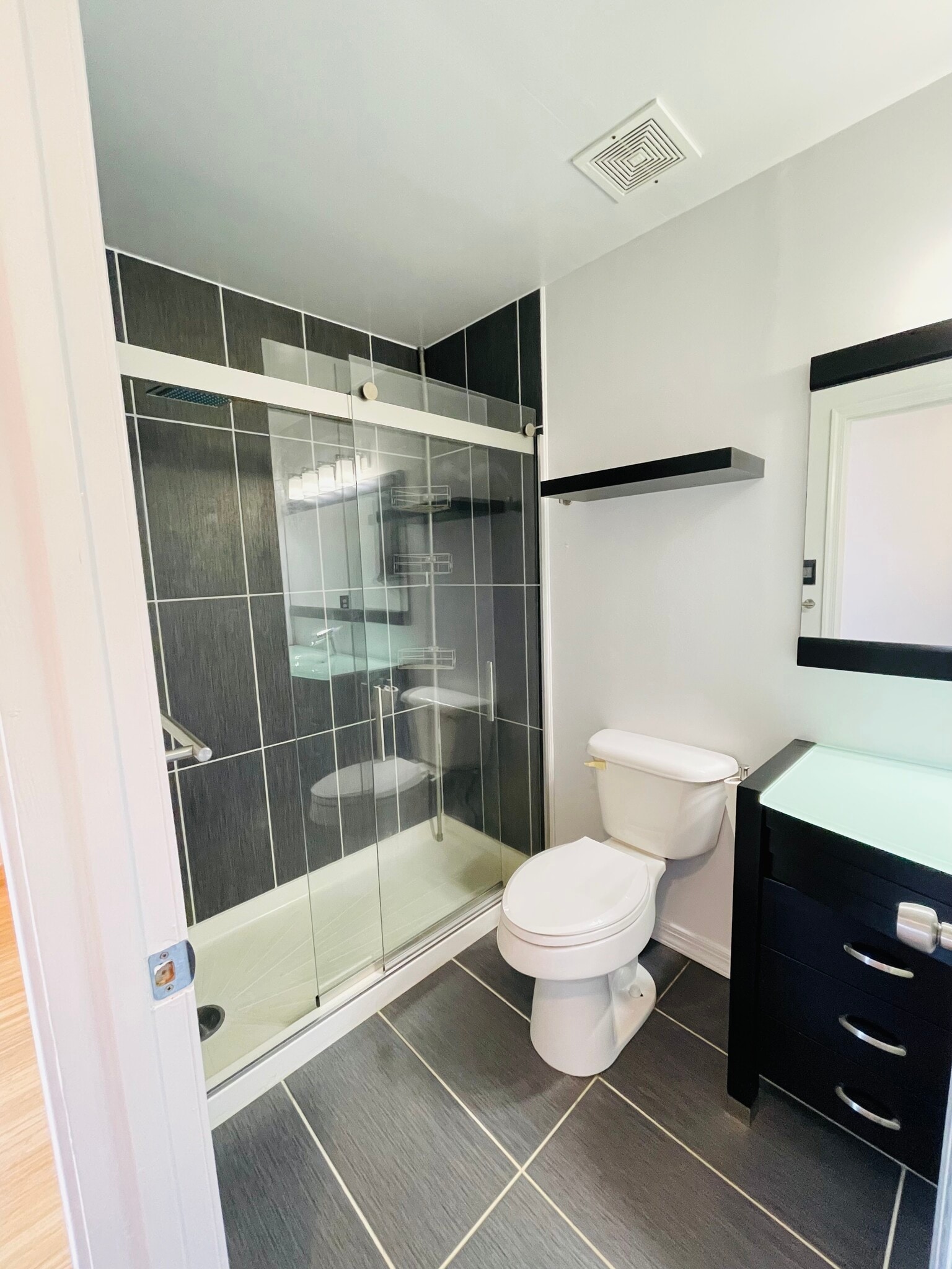 Master bathroom - 6423 Richmond Hwy