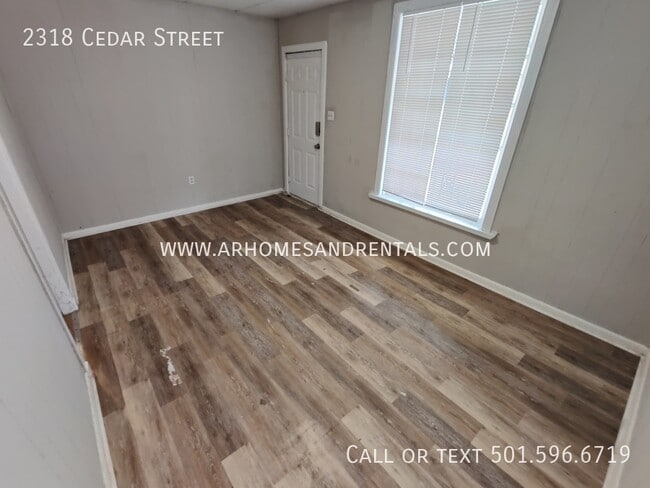 Building Photo - 2318 Cedar Street | $725 | 2 beds, 1 full ...