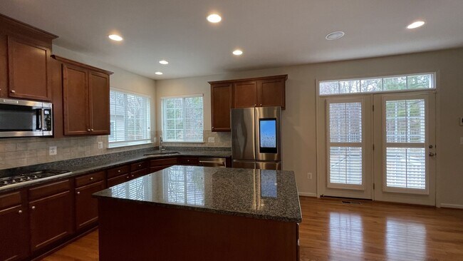 Building Photo - 5-Bedroom Colonial in Lake Ridge