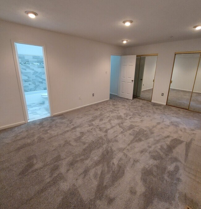 Building Photo - 4073 Silver Park Ter