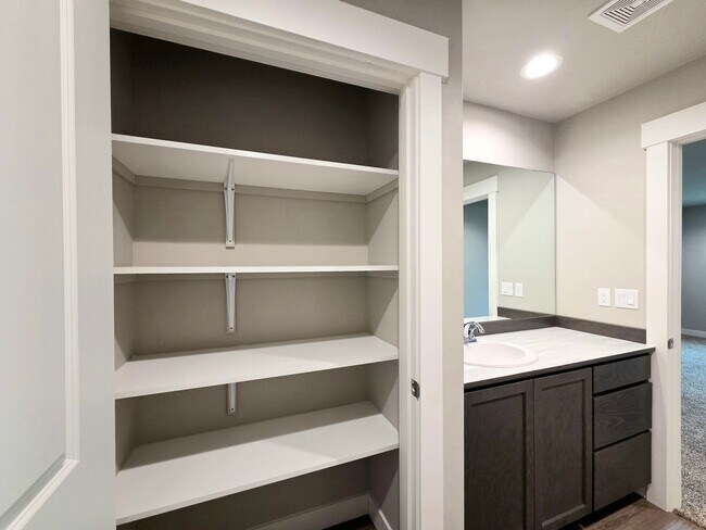 Building Photo - Single Family Home w/ Private Yard + Garage – Available Now!