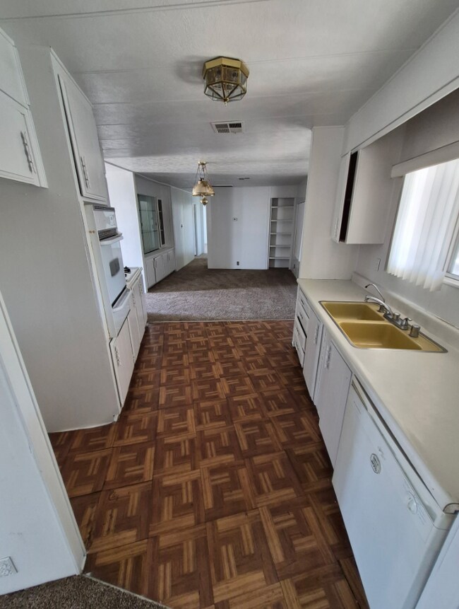 Building Photo - 3601 E Wyoming Ave