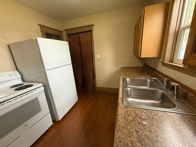 Building Photo - 3 Bed 1 Bath + Bonus Room and Yard