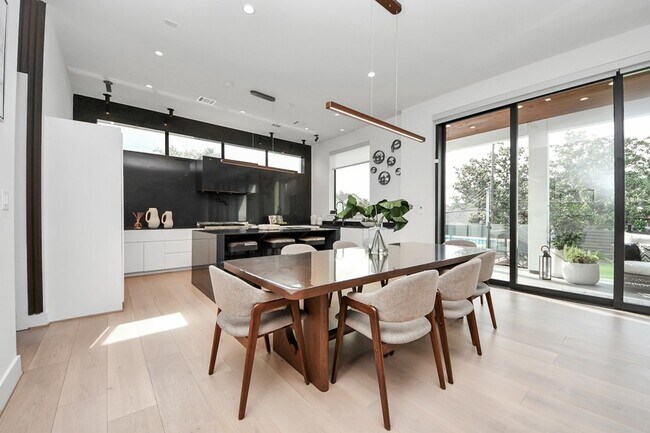 Building Photo - 5327 S Braeswood Blvd