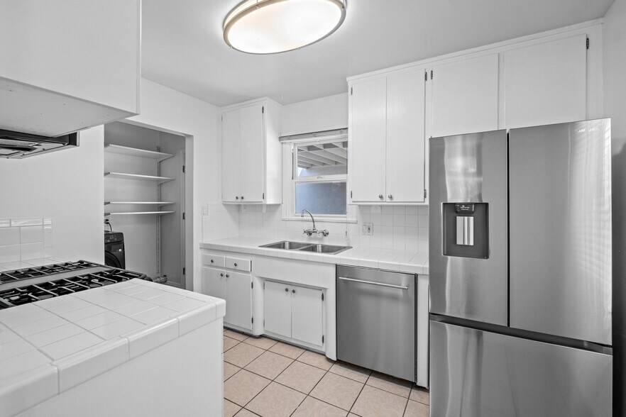 Building Photo - 2211 Nelson Ave