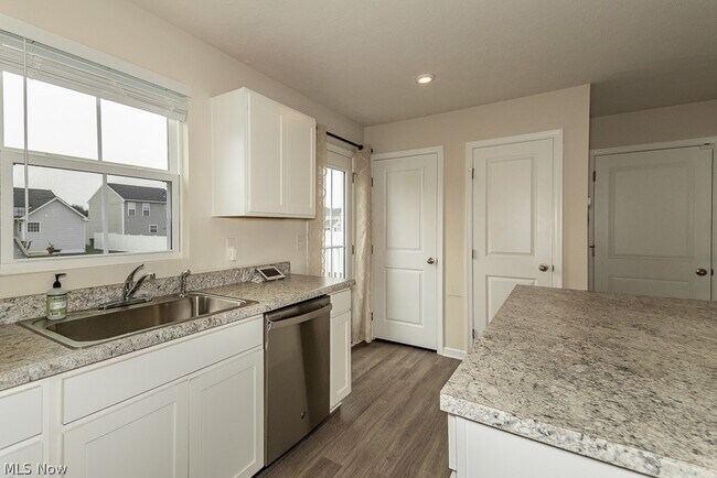 Building Photo - 472 Roberta Dr