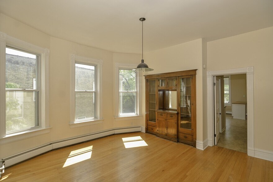 Building Photo - 1441 W Warner Ave