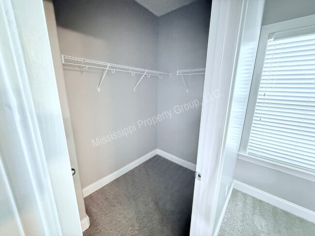 Building Photo - 4BR/4.5BA Stand Alone Unit For Rent