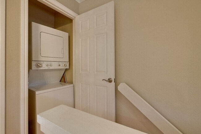 Building Photo - Popular Woodside Commons at Its Finest.