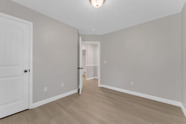 Building Photo - Modern 3-Bedroom Home with Granite Counter...