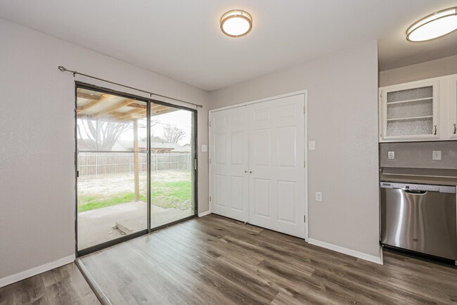 Building Photo - 514 Woodcrest Way