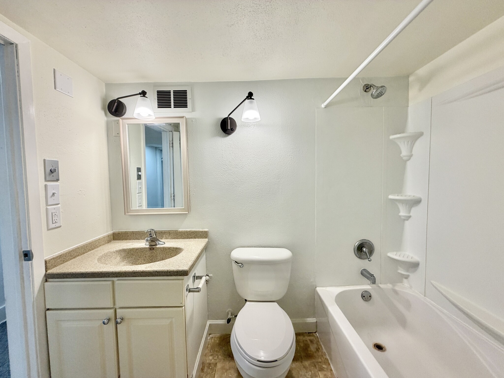 Building Photo - 1838 Spohn Ave