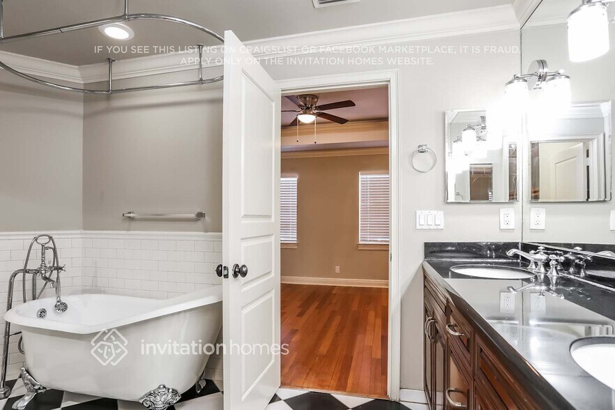 Building Photo - 1018 E Heritage Club Cir