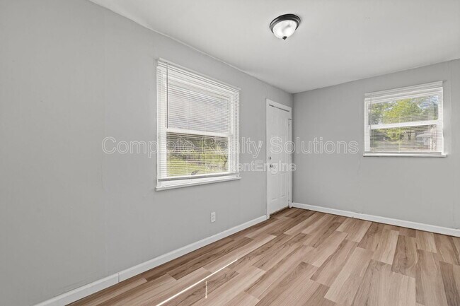 Building Photo - 7120 Greenhaven Dr
