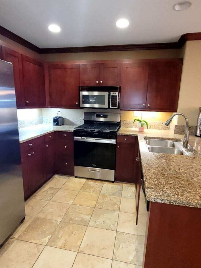 Building Photo - Beautiful and Modern Townhome in The Bay a...