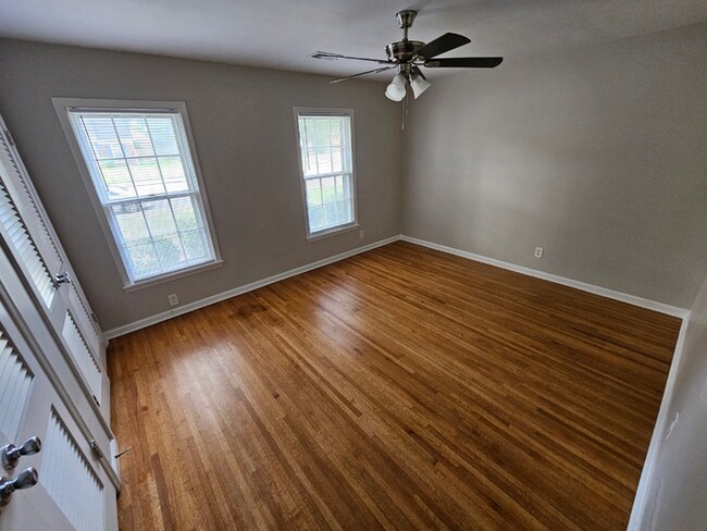 Building Photo - Massive 4BR/3BA Memphis Rental | Brick Fireplace & Built-Ins | Fenced Yard!