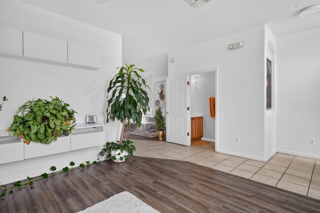 Building Photo - 515 Corvina Dr