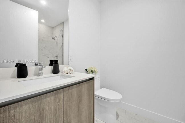 Building Photo - 17550 Collins Ave