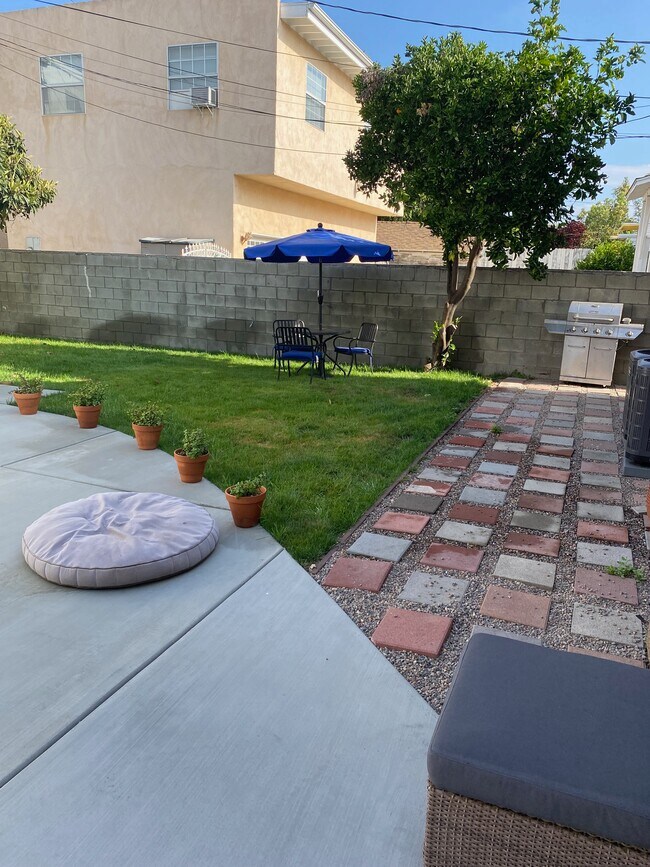 Building Photo - 749 N Wilton Pl