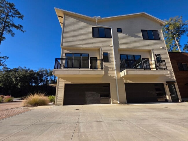 Building Photo - FOR RENT 3 bed, 3.5 bath, 3 level brand new condo