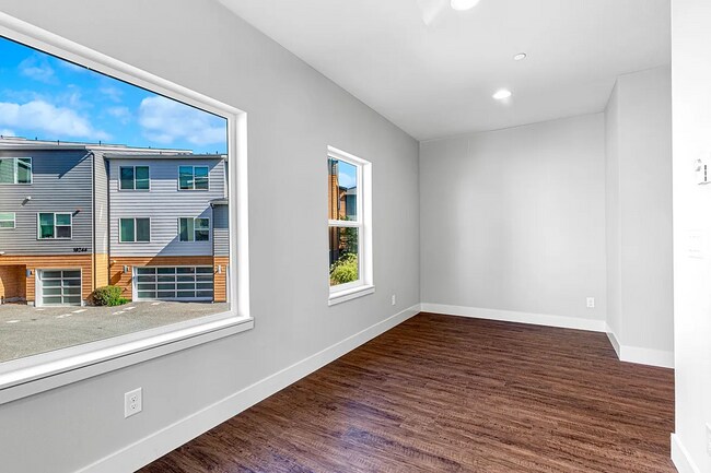 Building Photo - Modern 3 beds/ 2.5 bath townhouse in Kenmore!