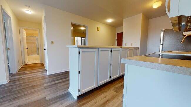 Building Photo - Charming 2BD/1BA Apartment in Prime Neighborhood with Parking