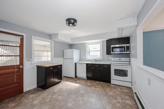 Building Photo - 245 Calef Rd