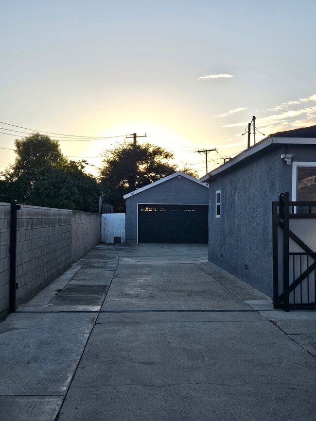 Building Photo - 3 Bedroom 2 Bath House for Rent in Whittier
