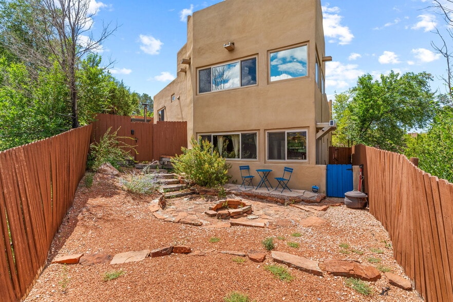 Private yard. - 2132 Ridgeview Cir