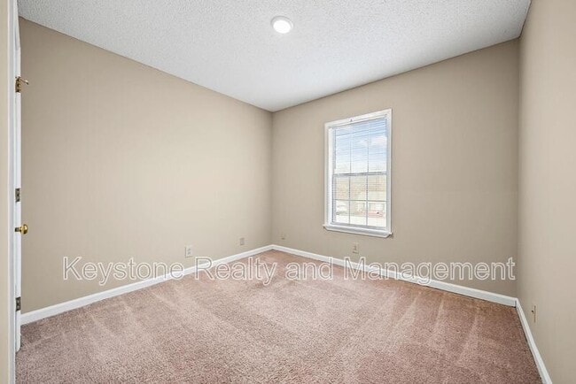 Building Photo - 704 Peachers Dr