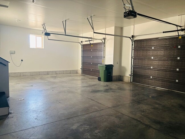 Building Photo - 4 bedroom 3 bath home