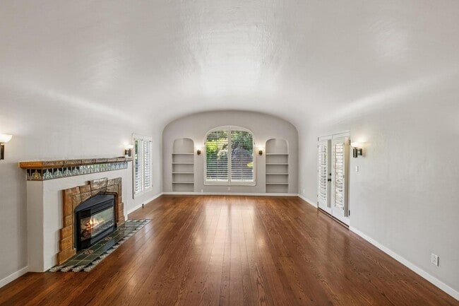 Building Photo - Mediterranean Beauty in Crescent Park – 5B...
