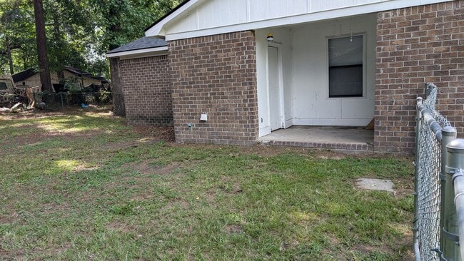 Building Photo - Spacious 2BD/2BA Duplex