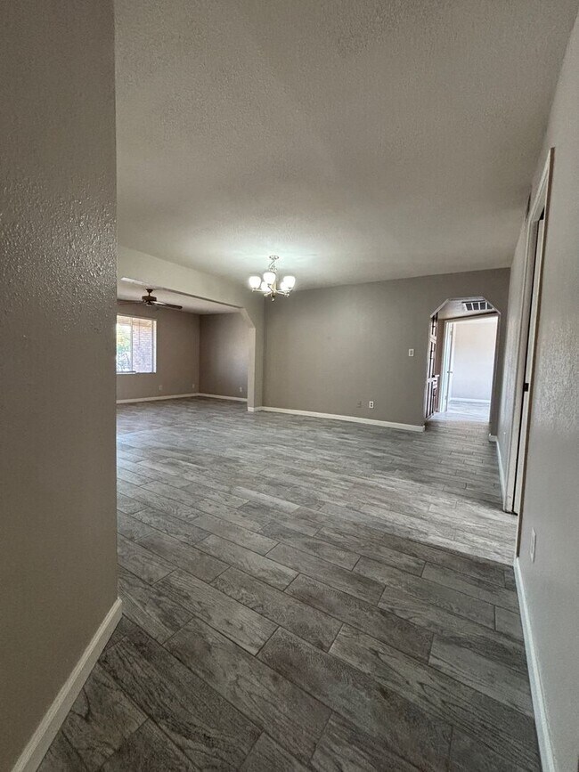 Building Photo - 921 W Naranja Ave