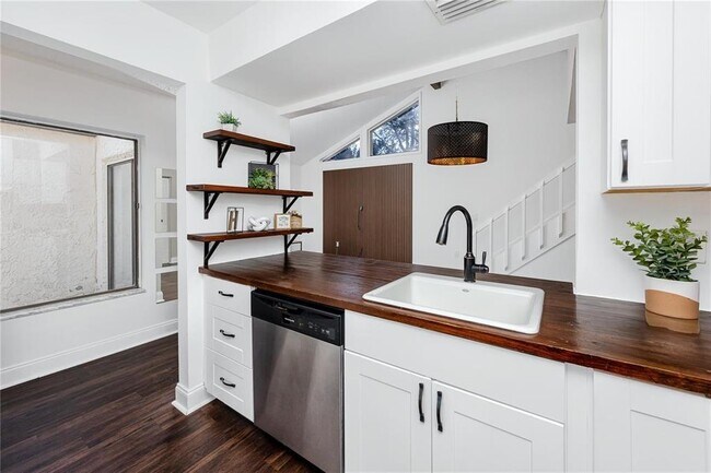 Building Photo - 2095 Sunset Point Rd