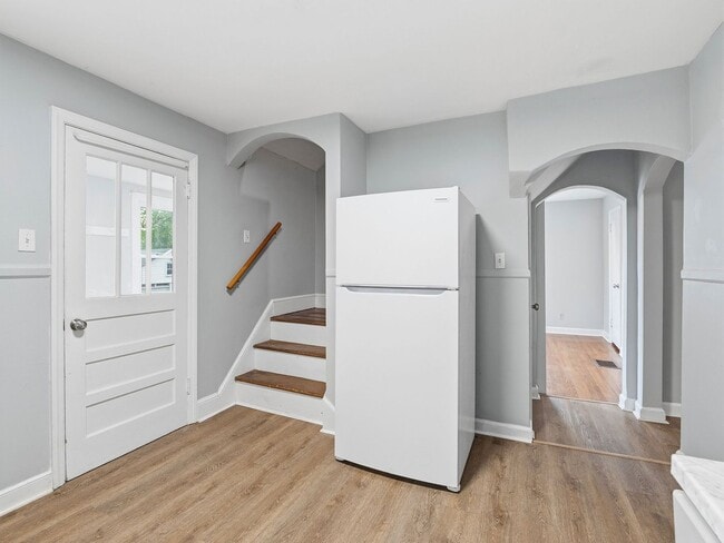 Building Photo - 4 Bedroom/1 Bathroom Home with Fenced Yard Available in SE Roanoke!