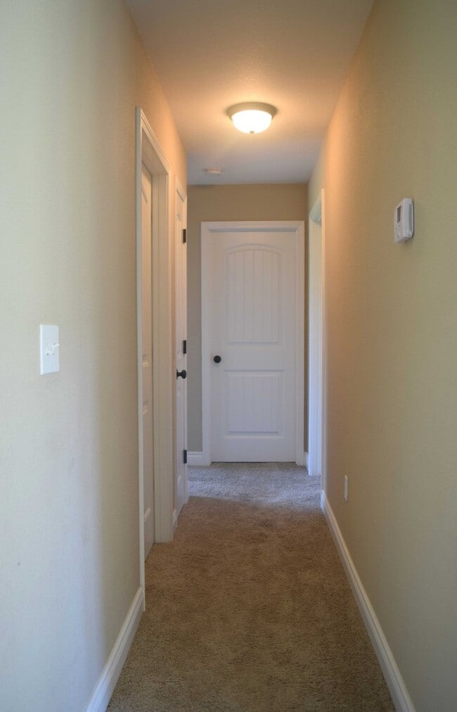 Building Photo - Gorgeous Split Foyer Home!
