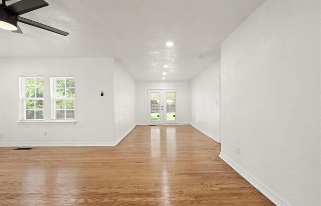 Building Photo - Charming Central OKC/Venice Neighborhood h...