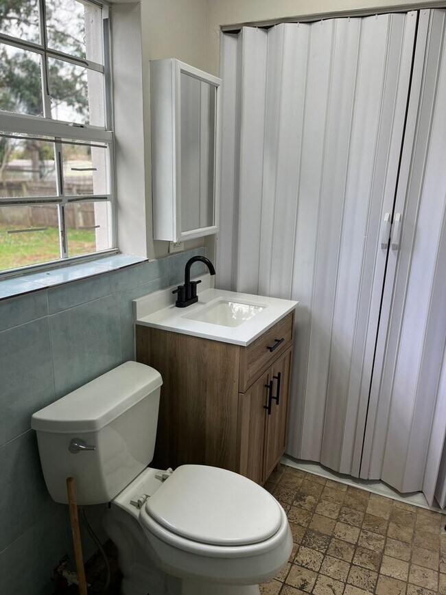 Building Photo - Newly renovated 3/2 for rent!