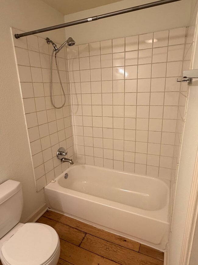 Building Photo - Large 2/3BD AND 2 FULL BATHS