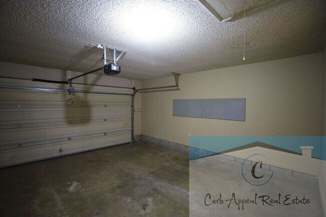 Building Photo - Spacious 3 bed/2 bath home - garage, deck, fenced back yard - includes yard care!!