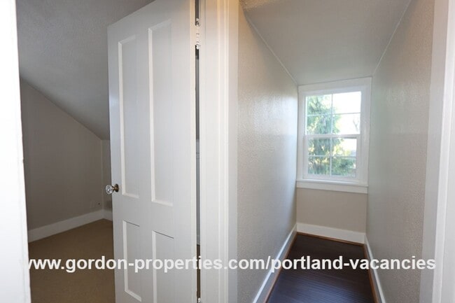 Building Photo - MOVE IN SPECIAL: SE Cesar E Chavez Blvd - ...