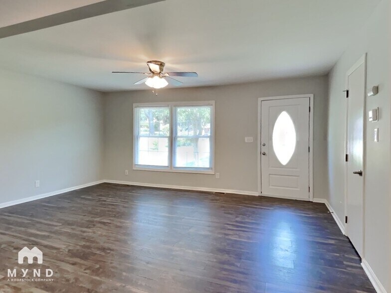Building Photo - 2901 Newark Dr