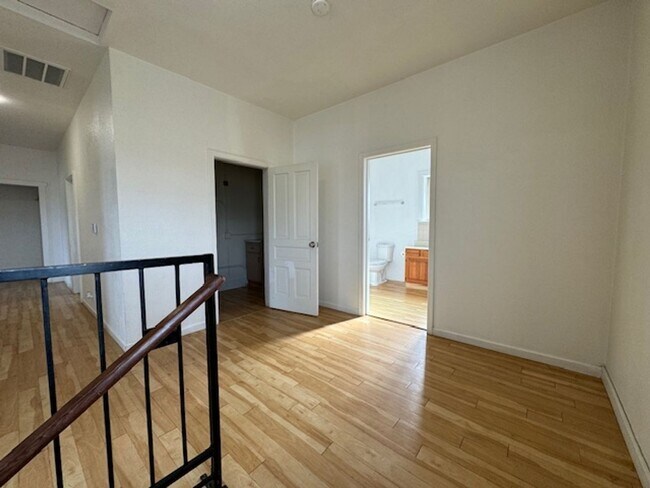 Building Photo - 111 W Hawthorne St