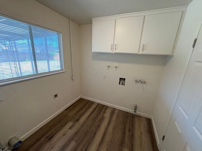 Building Photo - Updated Interior home in Dinuba near Shopp...
