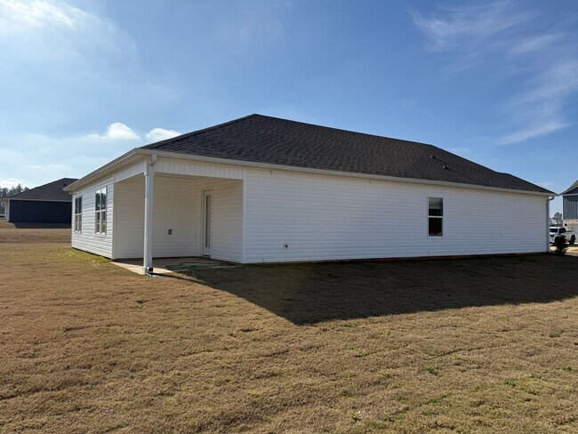 Building Photo - Caffee sub-division, very close to Mercedes plant, one level 4 Bedroom/2 Bath 1774 sqft