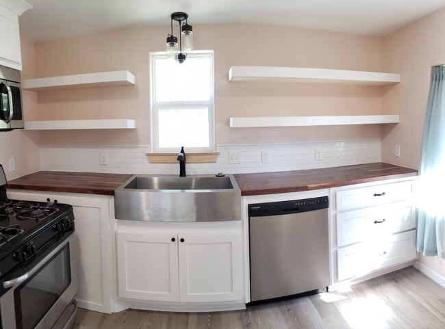 Kitchen - 14254 Daniels Rd