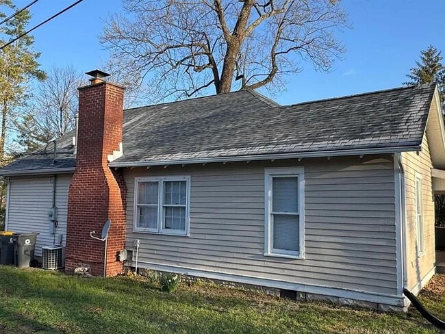 Building Photo - 520 S Eagleson Ave