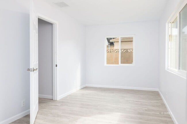 Building Photo - Beautiful fully remodeled 3 bedroom
